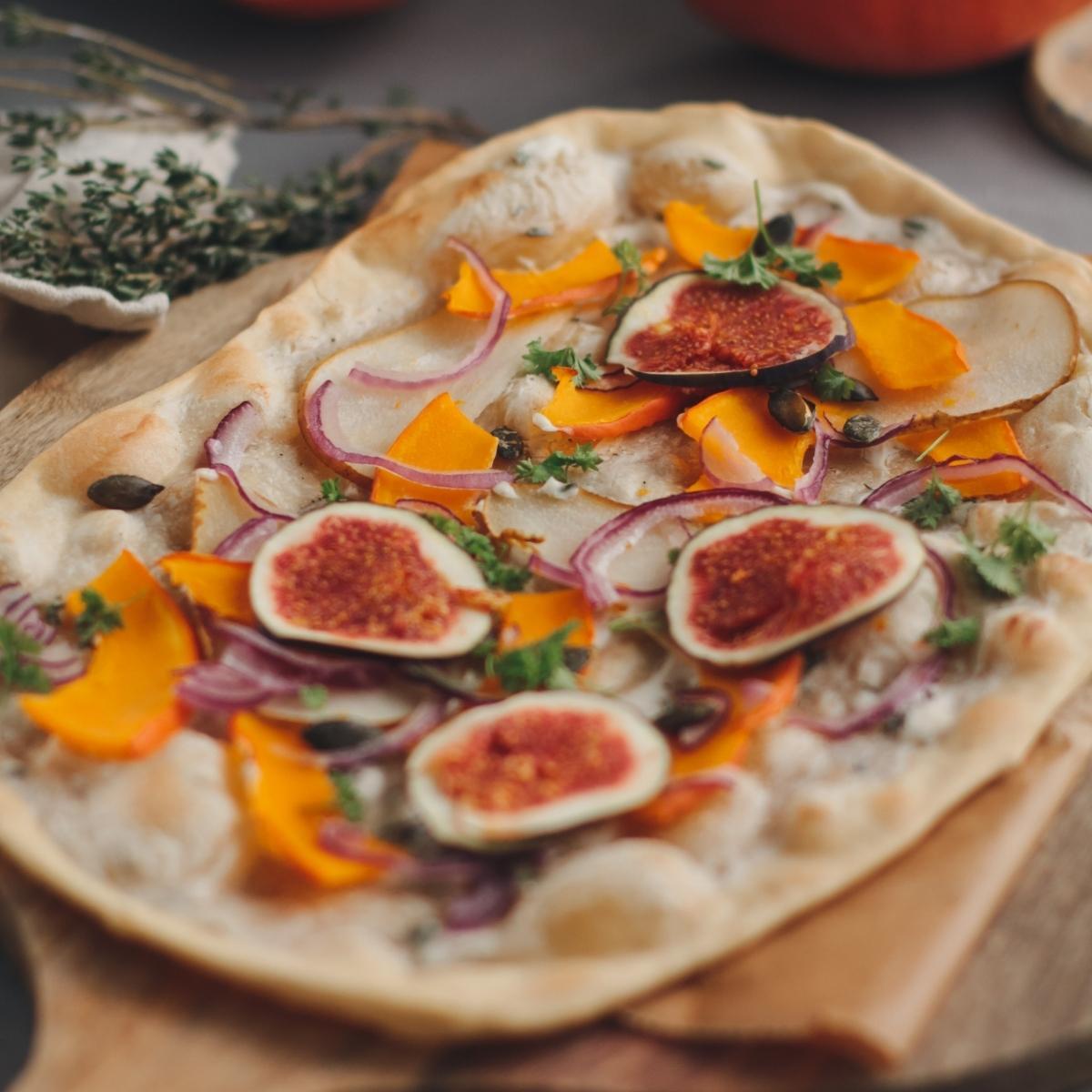 Kürbis-Birnen Flammkuchen - vegan und einfach Kürbis-Birnen Flammkuchen - vegan und einfach