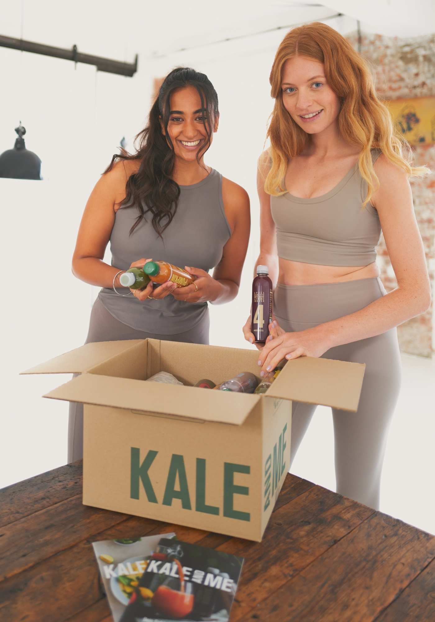 Frauen mit Säften im Karton