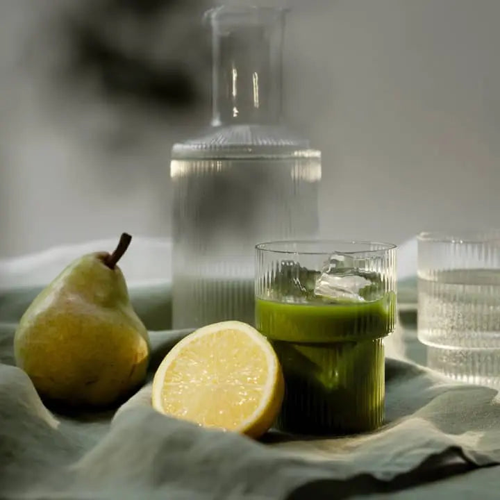 Gläser mit Birne und Zitrone