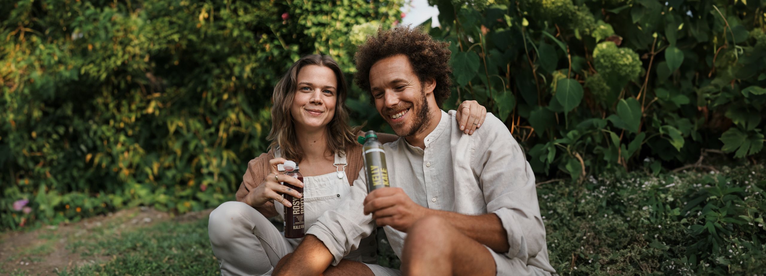 2 Personen trinken Saft